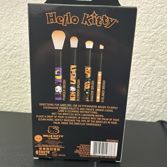 Hello Kitty 4 piece cosmetic brush set - Picture 2 of 2